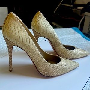 New! Never worn STUART WEITZMAN  Ivory Python with hints of Gold.  GORGEOUS ✨